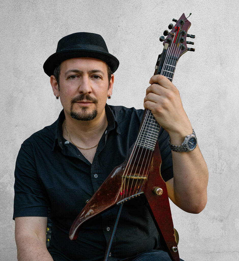 Biografía de Joe Deninzon: El maestro del violín eléctrico y jazz rock
