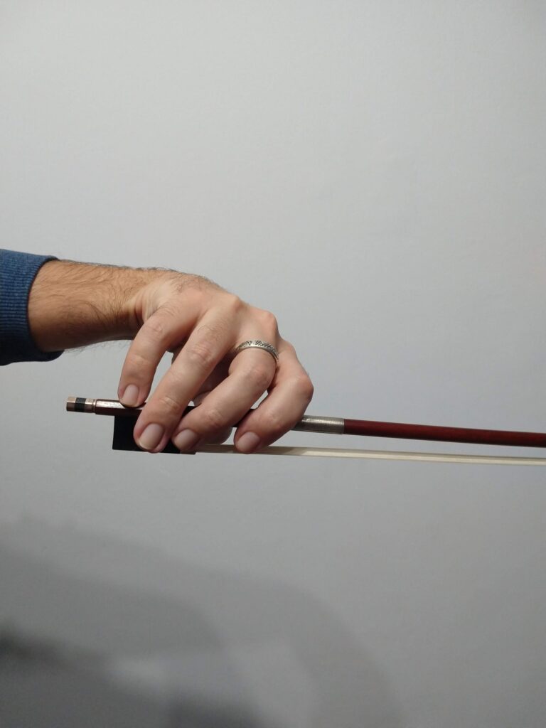 ¿Cómo sostener el arco del violín correctamente?