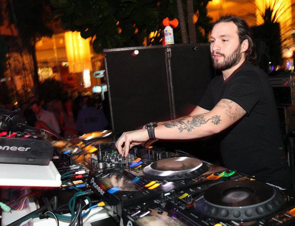 ¿Qué DJs famosos utilizan controladores analógicos?